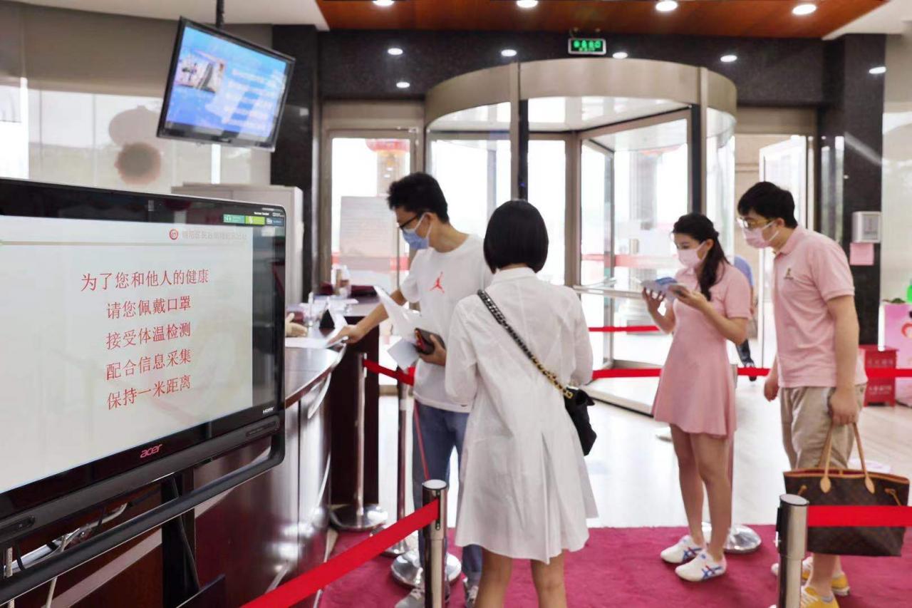 北京今天千对新人预约领证，不到3分钟就拿到“小红本”