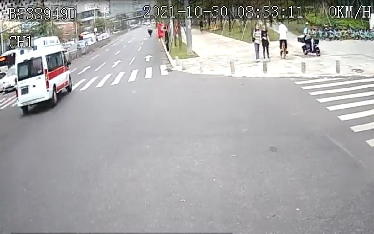 听见救护车警笛声后，深圳一公交司机教科书式闯红灯让出“生命通道”