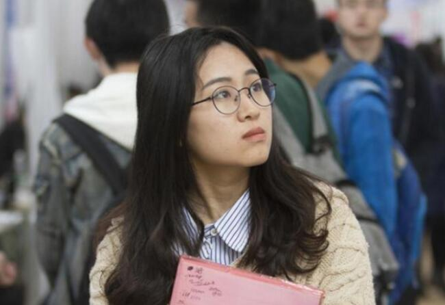公务员也有带薪寒暑假？工作比老师轻松，应届毕业生可以考虑
