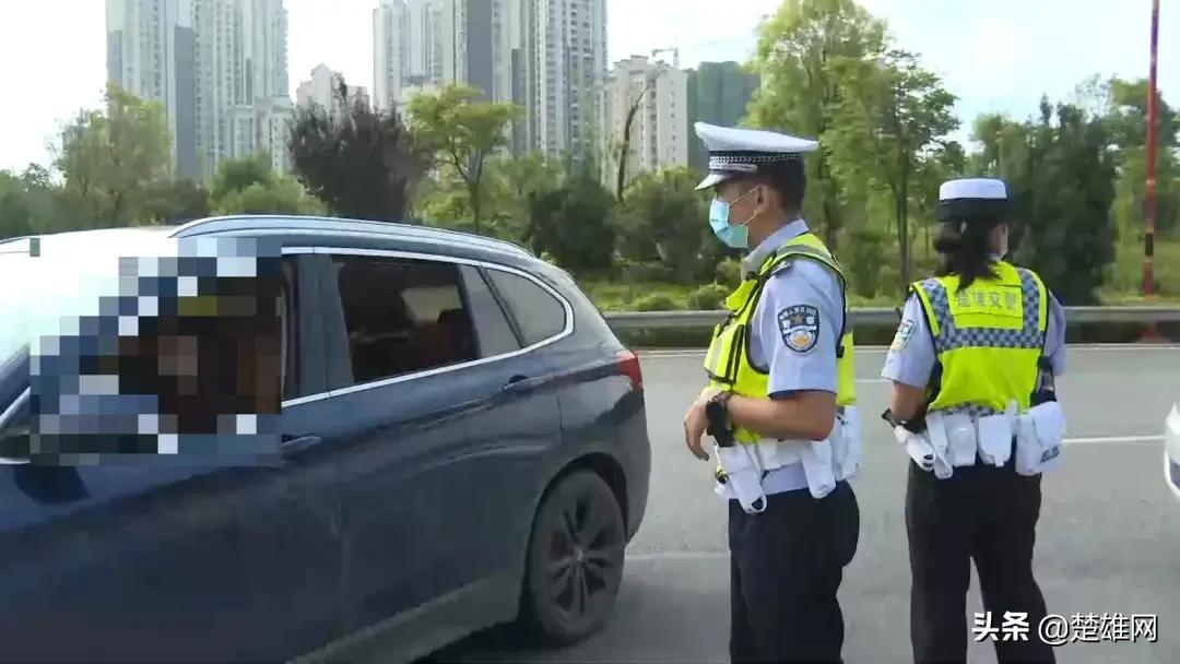 女司机穿高跟鞋开车被处罚！楚大高速交警开展交通安全专项整治