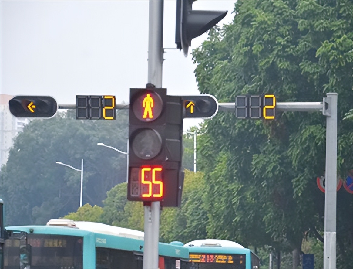交警提示：这两种情况下行车=“闯红灯”，扣6分、罚200