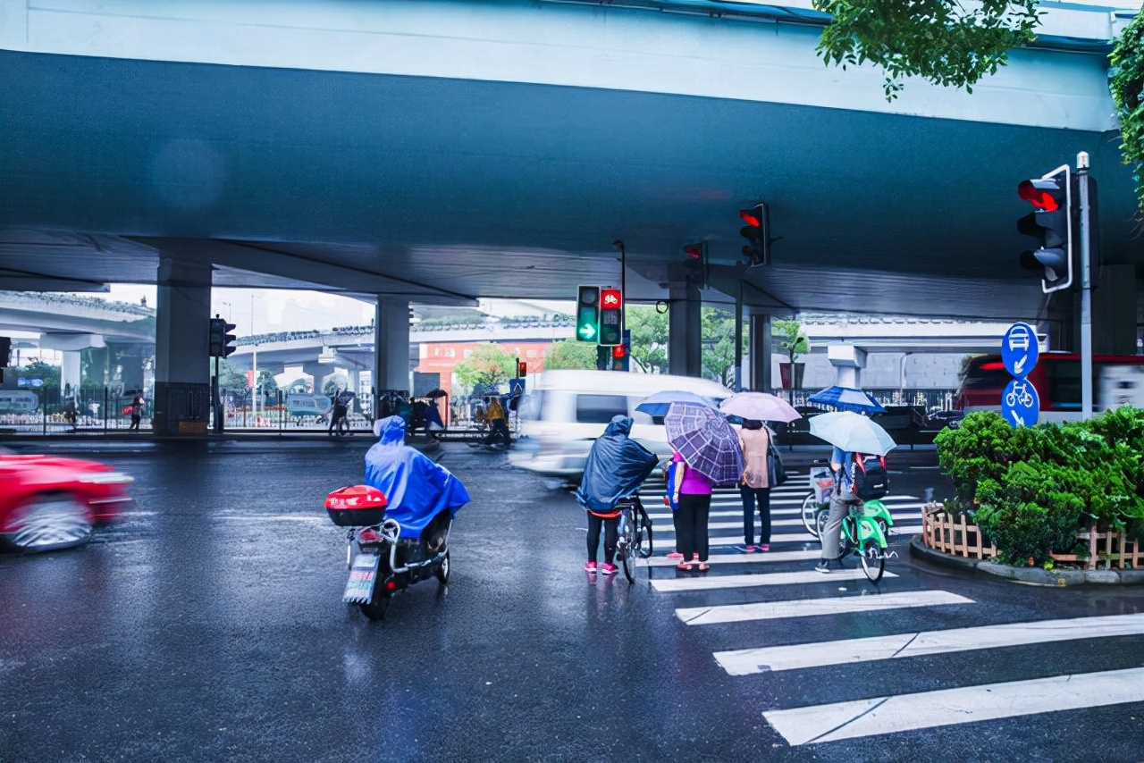 闯红灯扣多少分，紧急避让会处罚吗