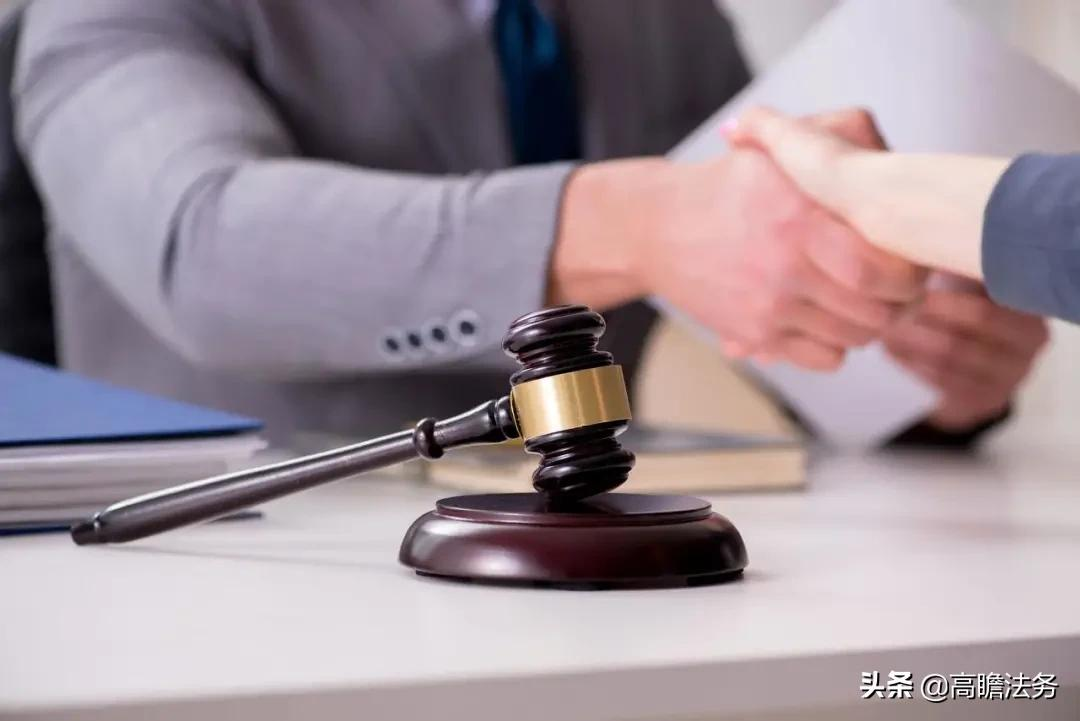 对方欠钱不还，打官司如何让他承担诉讼费律师费？