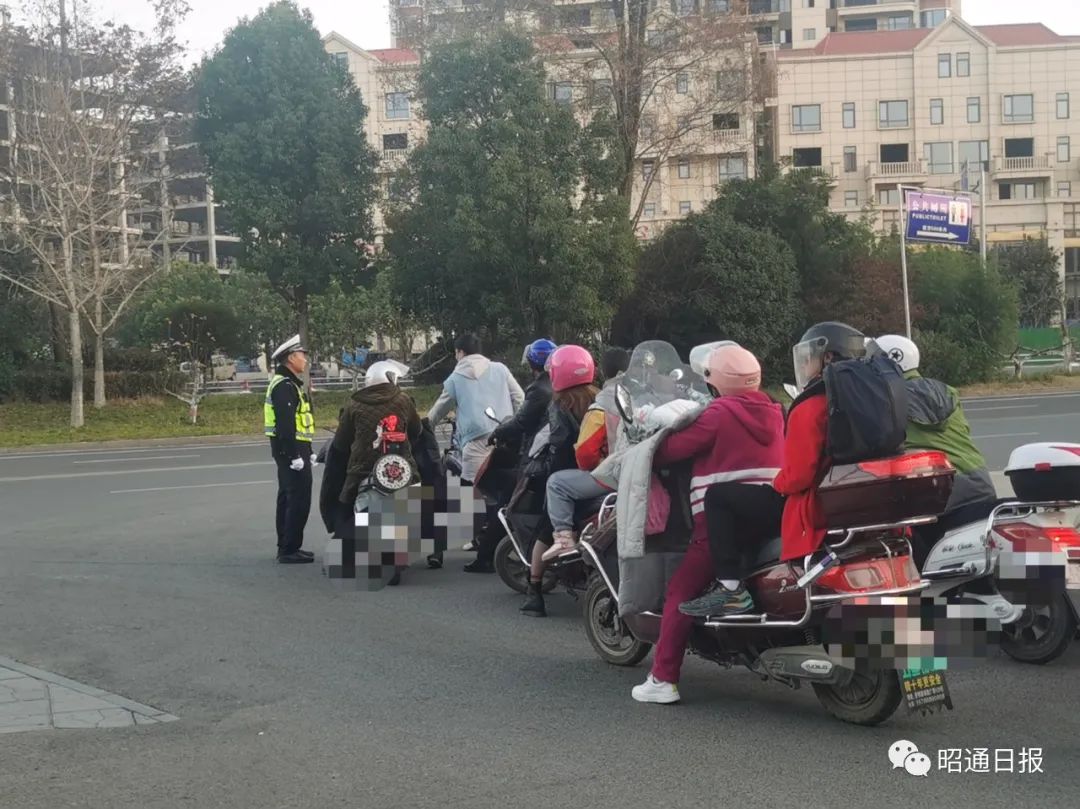 严查!昭通市民注意,驾驶摩托车不戴头盔罚50元,扣2分
