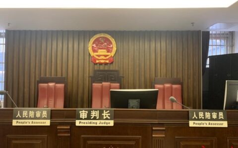夫妻买房登记在男方母亲名下，离婚了房子归谁？