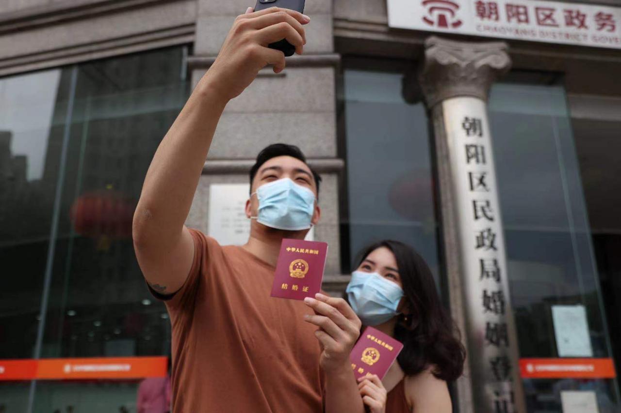 北京今天千对新人预约领证，不到3分钟就拿到“小红本”