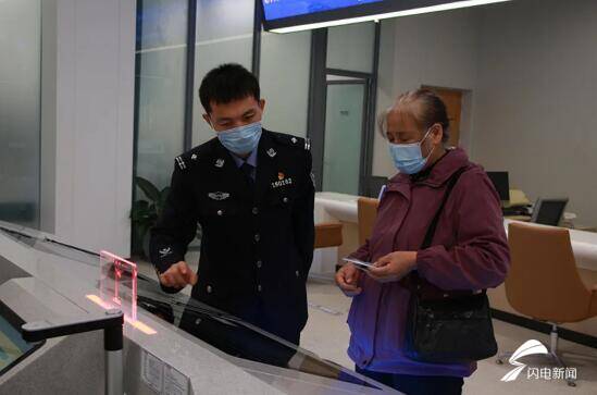 日照公安出入境开辟绿色通道 5分钟为市民办理港澳通行证