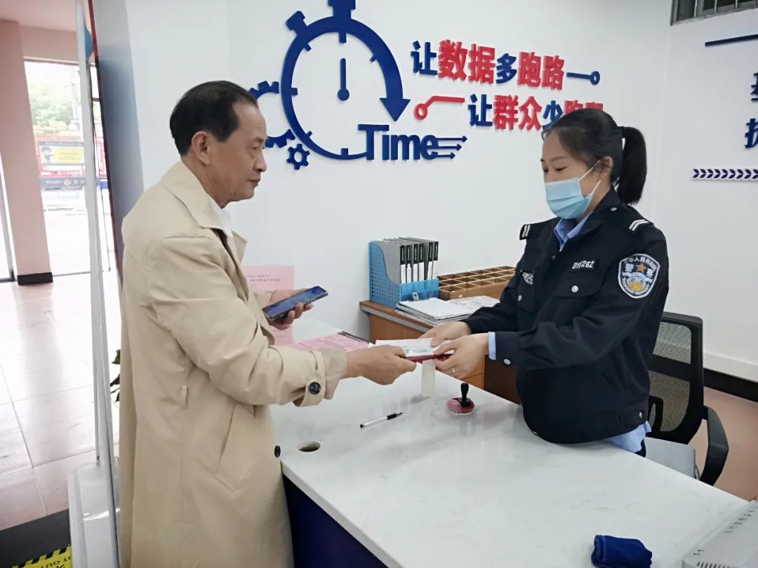 “户口本、身份证全掉了...”池江派出所为老人快速补办