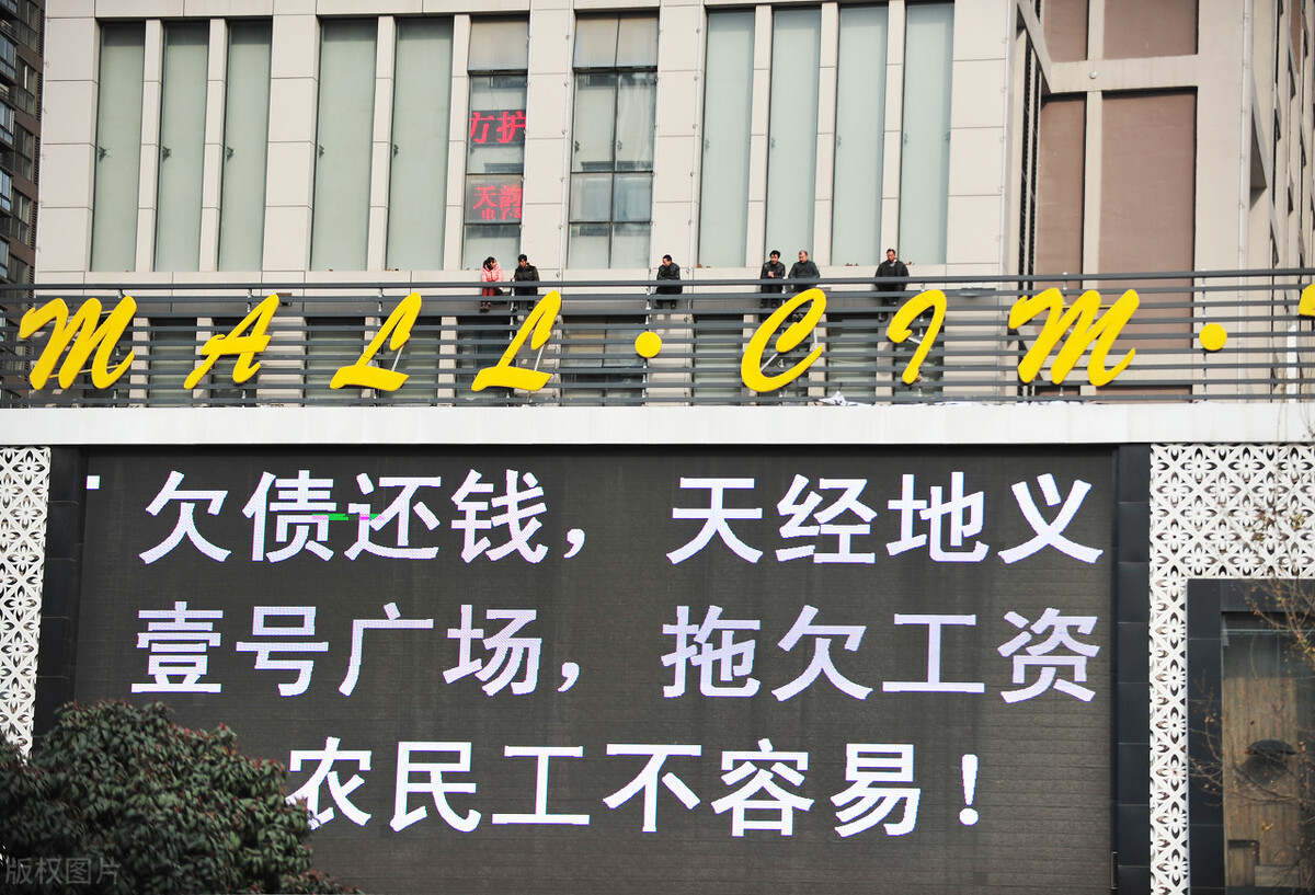 压一个月发工资，员工说他不干了，告到法院判决公司赔偿了近五万