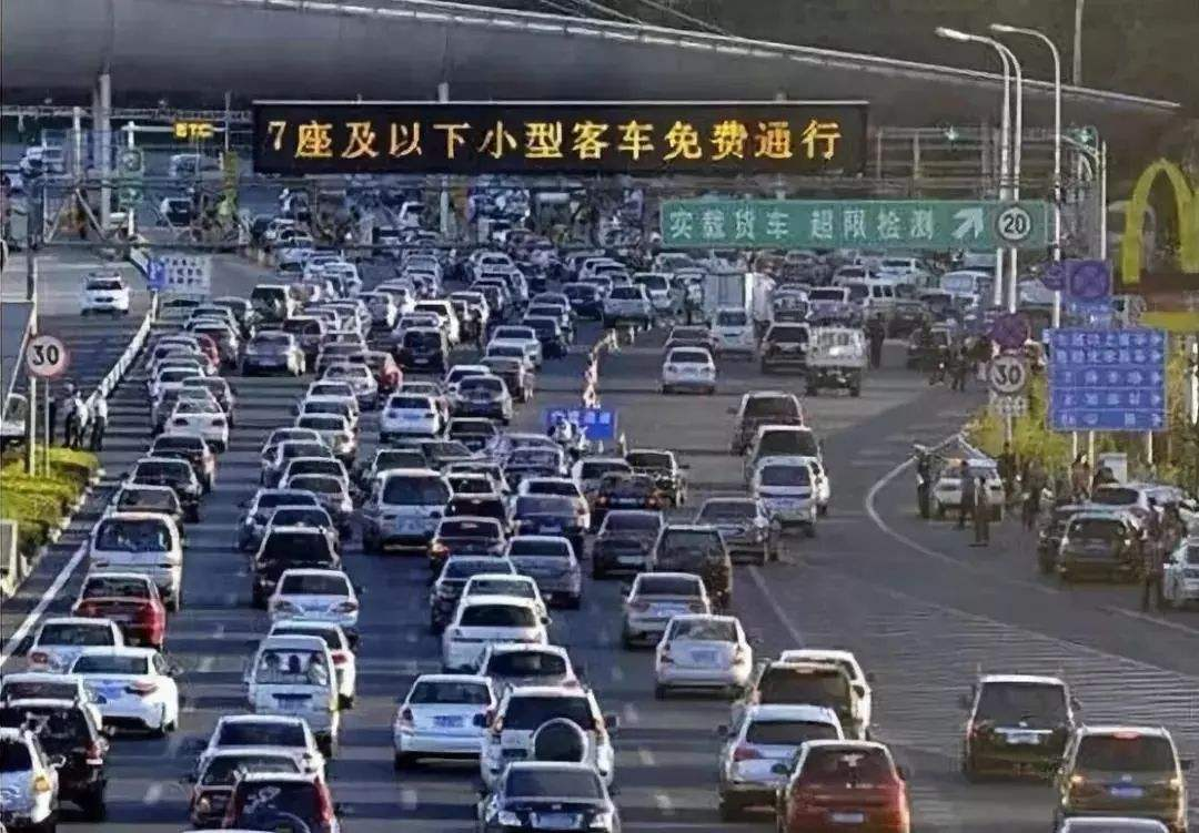 3条高速全年免费，2022年还有15天全国免费，高速收费何时能取消