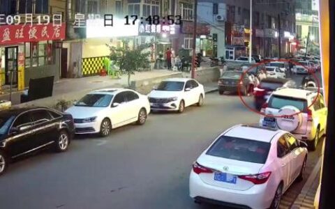 辽宁鞍山一轿车冲撞路人致1死2伤，肇事者已被抓获