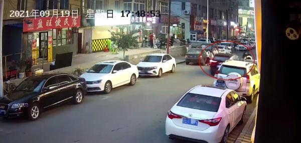 辽宁鞍山一轿车冲撞路人致1死2伤，肇事者已被抓获