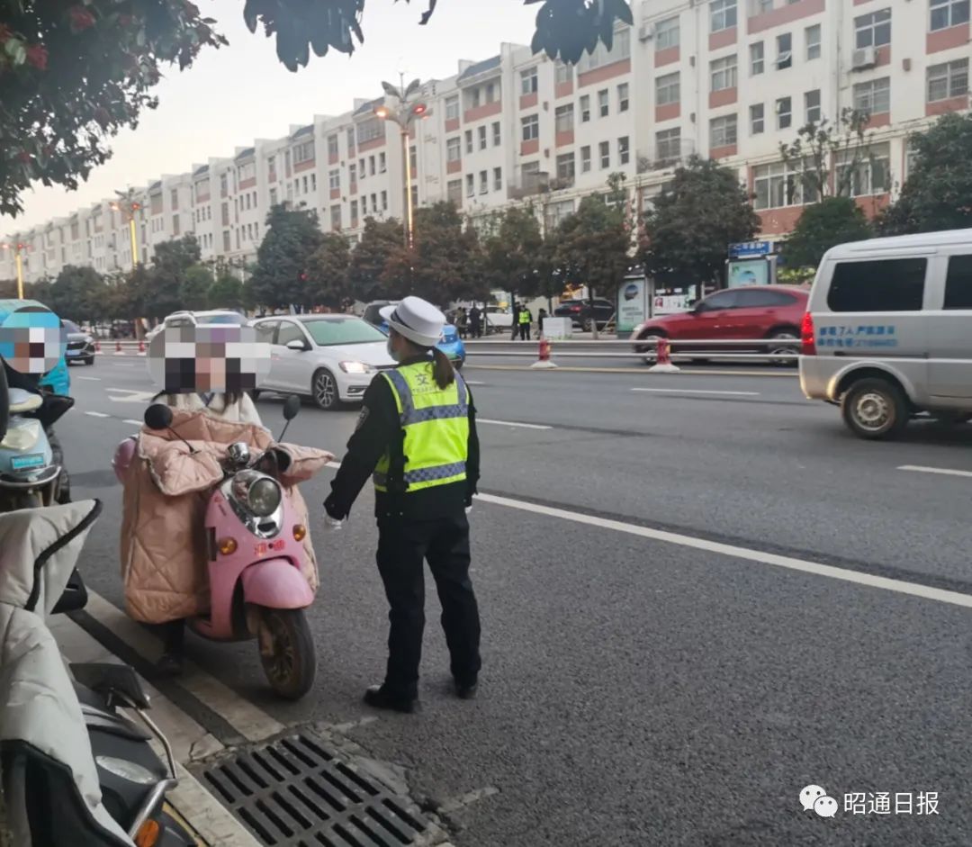 严查!昭通市民注意,驾驶摩托车不戴头盔罚50元,扣2分