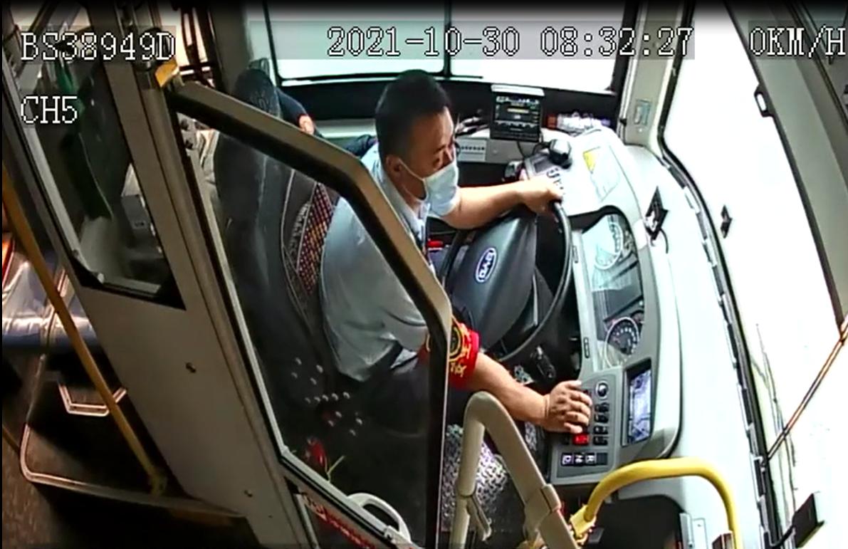 听见救护车警笛声后，深圳一公交司机教科书式闯红灯让出“生命通道”