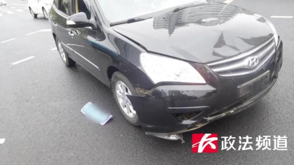 男子骑电动车闯红灯被小车撞飞!交警:全责,赔小车损失