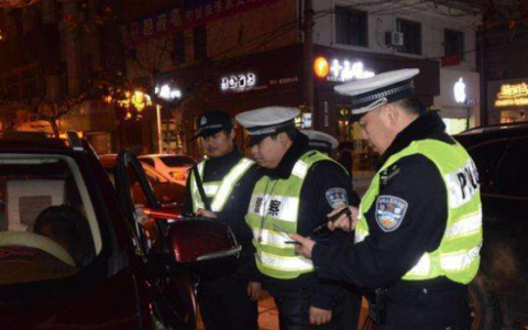 交警提醒：2022年起，酒后出现这几种行为，就算不开车也会扣12分