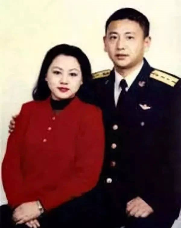 王伟遗孀阮国琴：丈夫牺牲她拒绝改嫁，独自将儿子培养成栋梁之材