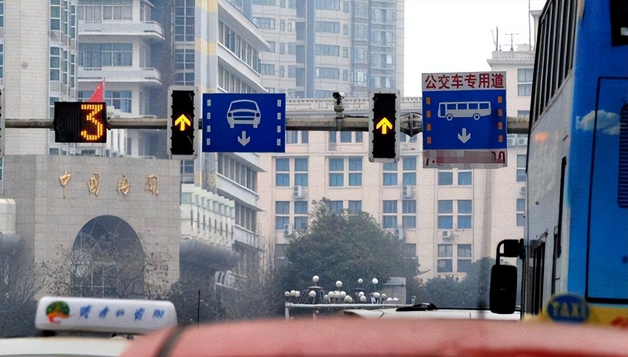 交警提示：这两种情况下行车=“闯红灯”，扣6分、罚200