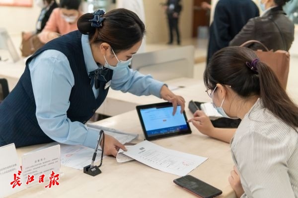 6分钟办手续,半小时拿房本!市民:资料袋都没打开,这就办完了?