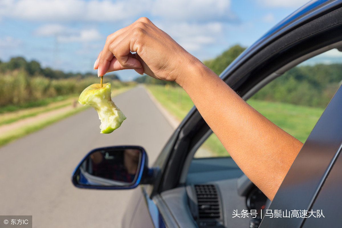 你知道开车的过程中抽烟，算违法吗？
