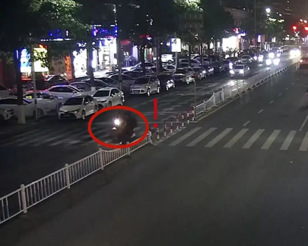 这起交通事故说明，守法规是前提，知礼让是必须！丨守法知礼平安行