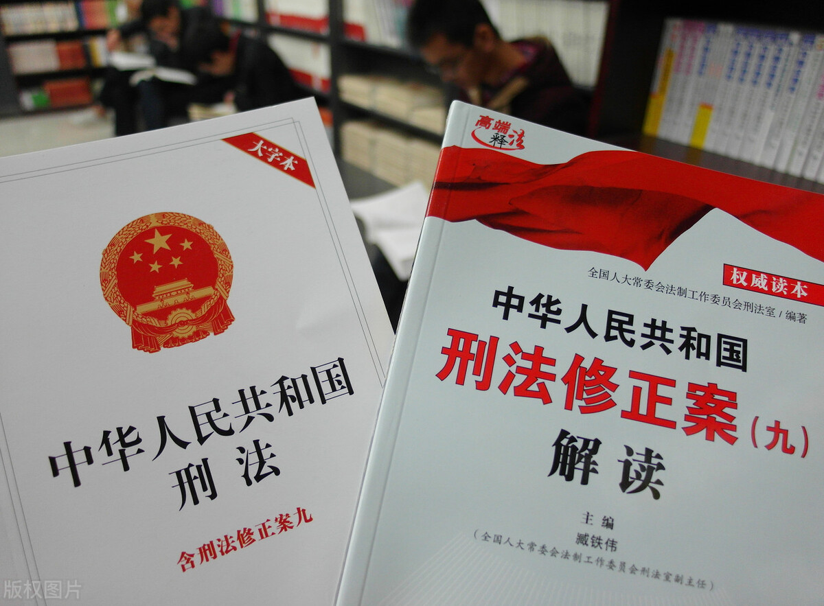 因邻里纠纷持棍互殴，致人轻伤，会受到怎样的处罚？