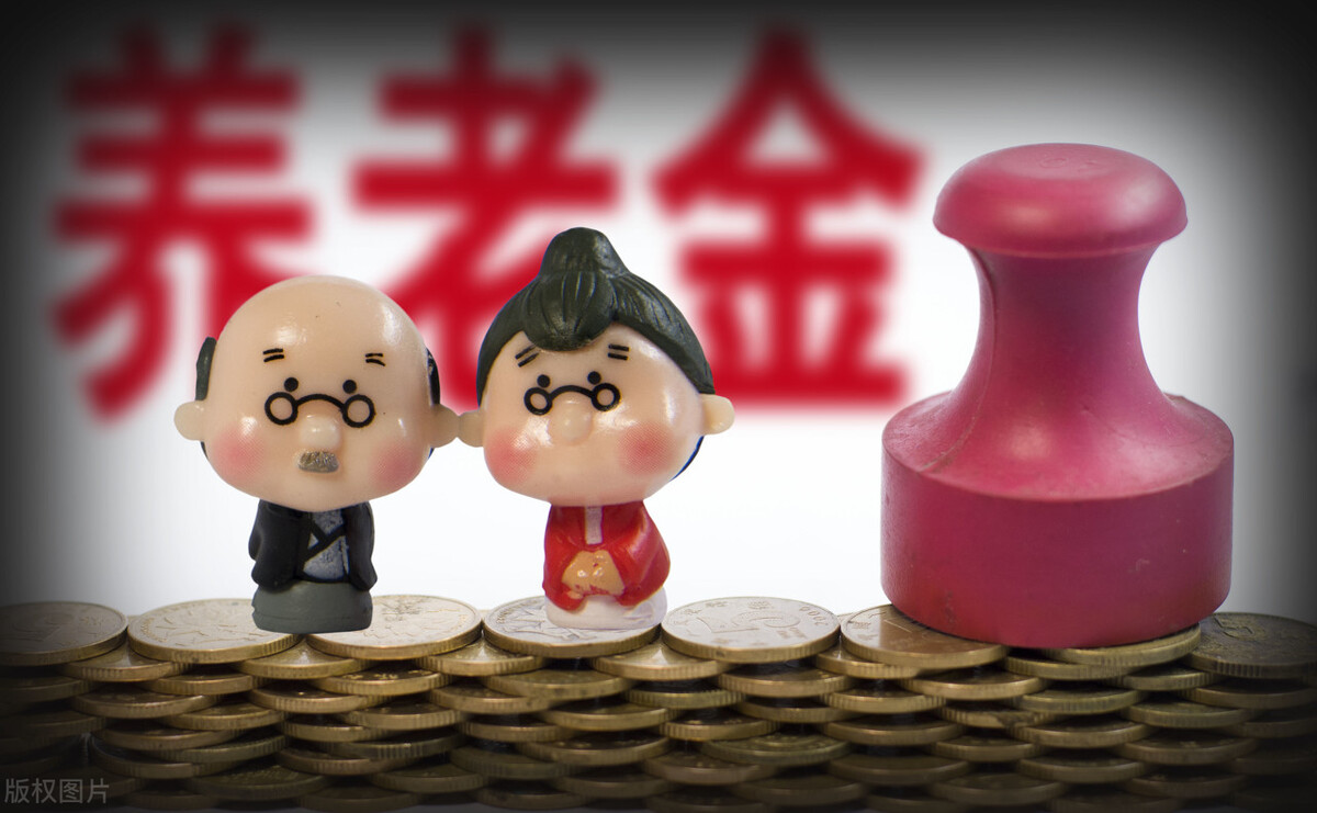 上海76年参加工作，个人账户22万，今年退休养老金大概有多少钱？