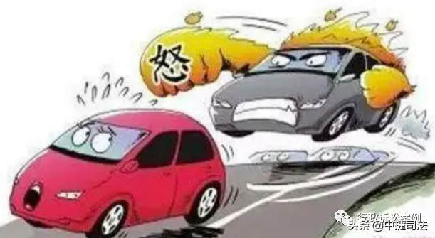 行政诉讼案例：行政机关在道路上鸣笛追赶违法车辆，导致发生交通事故，行政机关应承担相应的赔偿责任​