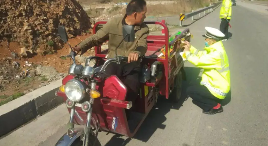 电动车、三轮车载人有什么标准?按照标准载人,上路才能不被罚