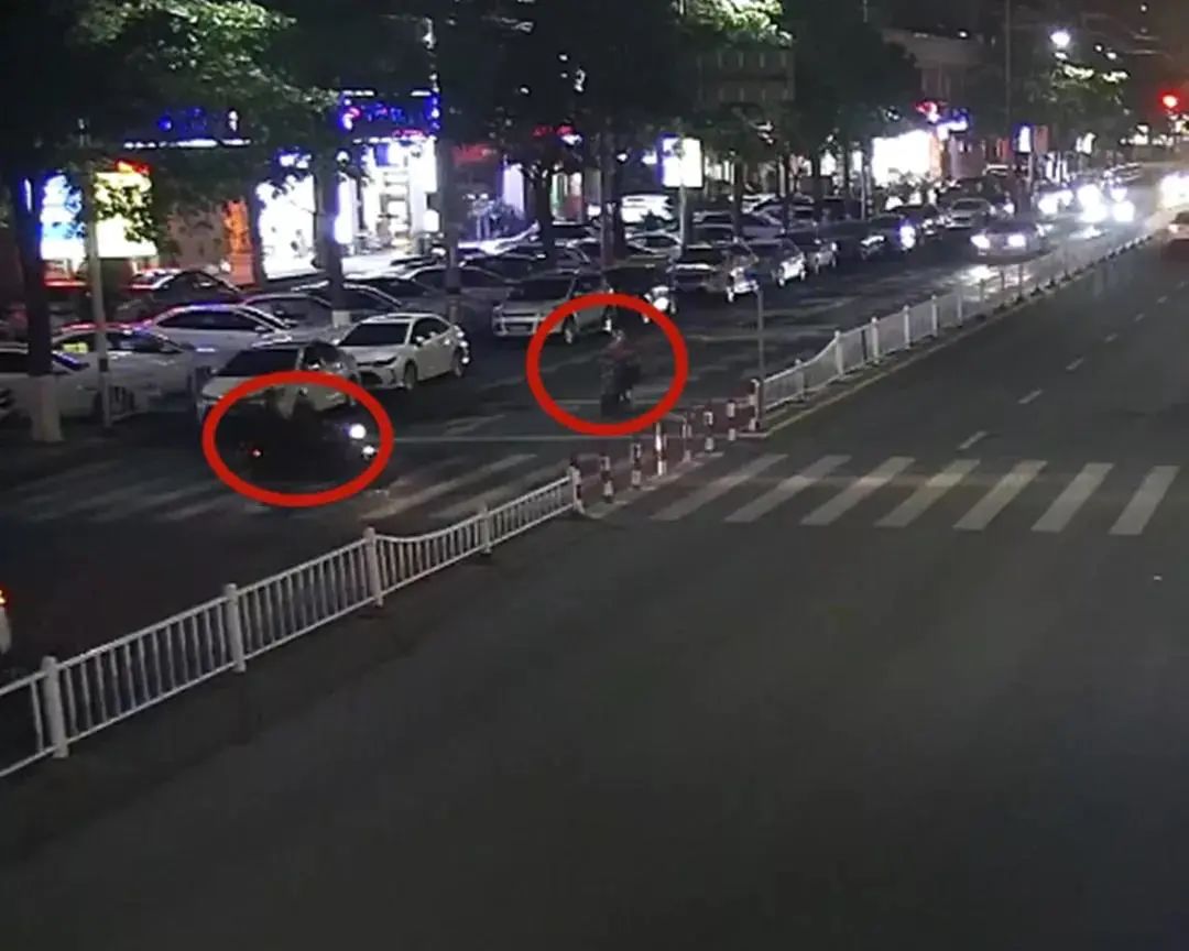 这起交通事故说明，守法规是前提，知礼让是必须！丨守法知礼平安行