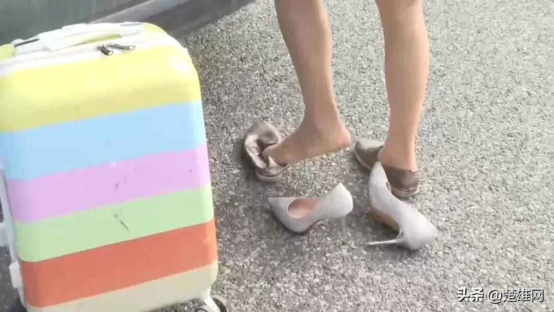 女司机穿高跟鞋开车被处罚！楚大高速交警开展交通安全专项整治