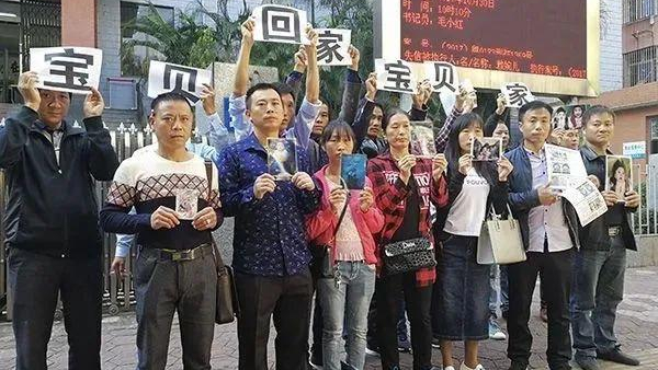 很不理解：购买赃物是销赃罪，购买儿童的人怎么就成了养父母？