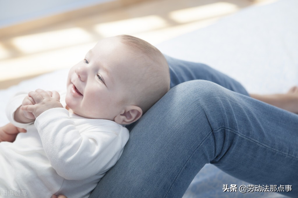 哺乳期结束就要被辞退，这种情况女员工要求续签，仲裁会支持么？