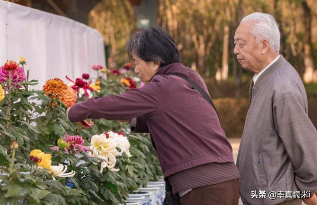 4年后就要退休了，单位却突然拿60万来买断工龄，是否该同意？