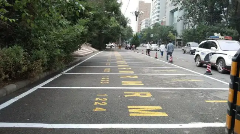 汽车在停车位还会被贴条？因这四种情况被罚，找谁辩解都没用