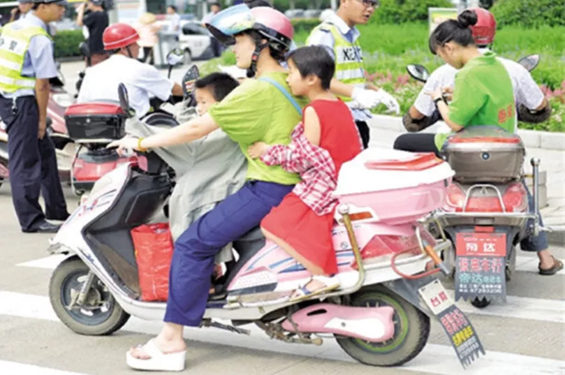 电动车、三轮车载人有什么标准?按照标准载人,上路才能不被罚