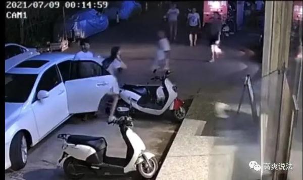 男子当街强行拖拽前女友上车，事后写的保证书具有法律效力吗？