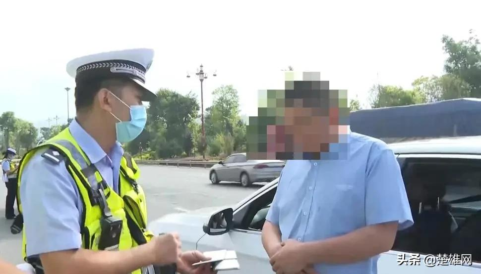 女司机穿高跟鞋开车被处罚！楚大高速交警开展交通安全专项整治