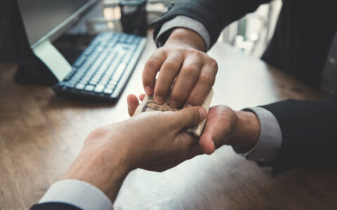 索贿罪怎么判及索贿罪的认定数额标准