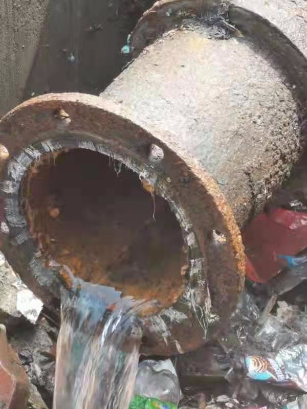麻辣追踪：成都一小区自来水进水管所在地下垃圾遍布，机投桥街办：已整改
