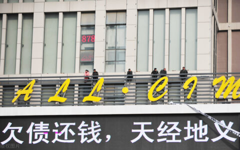 如果欠款人不幸去世，那么所欠的债务由谁来偿还