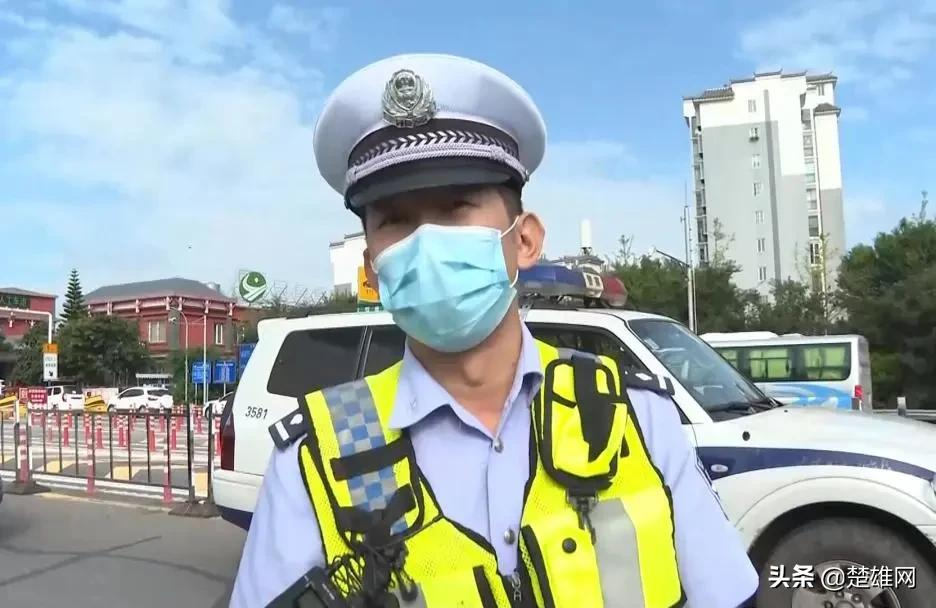 女司机穿高跟鞋开车被处罚！楚大高速交警开展交通安全专项整治