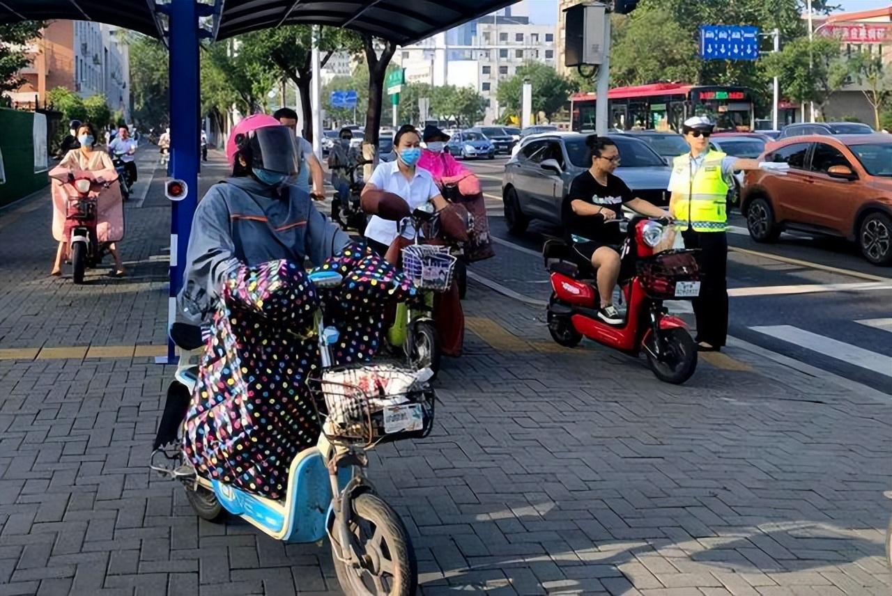 电动自行车要遵守2条规定，规范充电和停放，3种电动车不能再上路