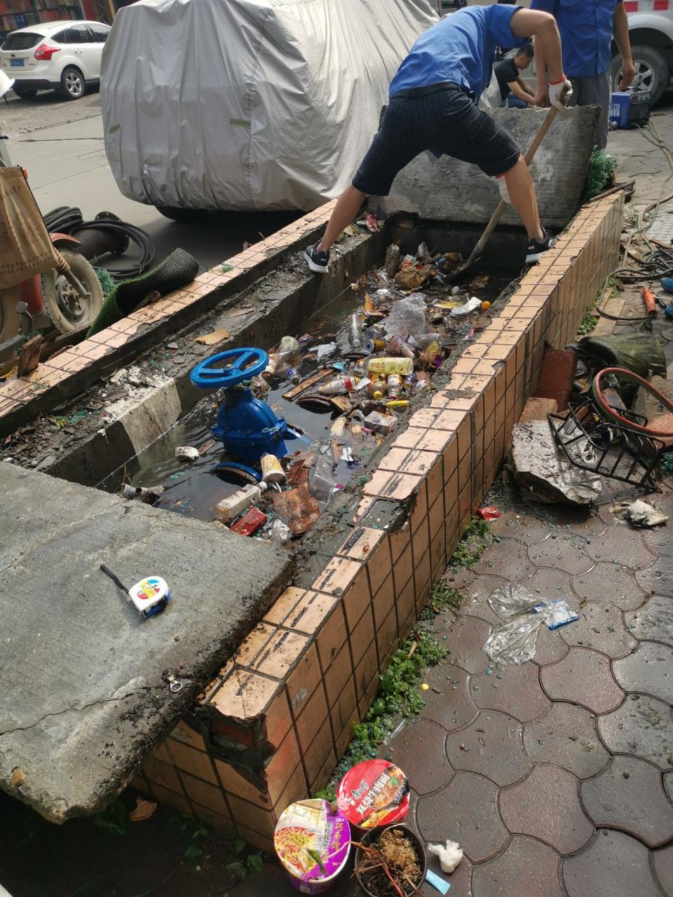 麻辣追踪：成都一小区自来水进水管所在地下垃圾遍布，机投桥街办：已整改