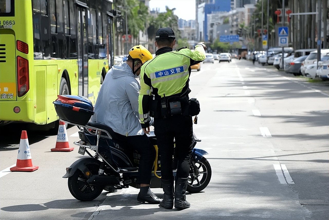 电动自行车要遵守2条规定，规范充电和停放，3种电动车不能再上路