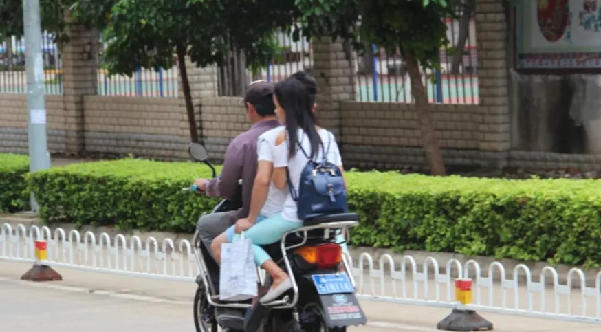 电动车、三轮车载人有什么标准?按照标准载人,上路才能不被罚