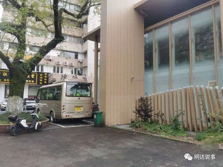 温州一小区地下室惊现群租房,现场……