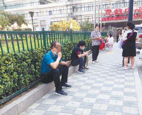 新版控烟条例效果如何？禁烟区依然烟熏火燎