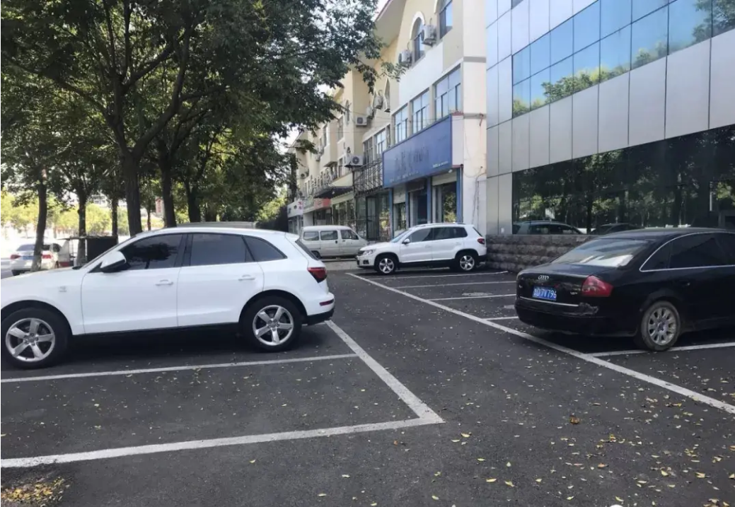 汽车在停车位还会被贴条？因这四种情况被罚，找谁辩解都没用
