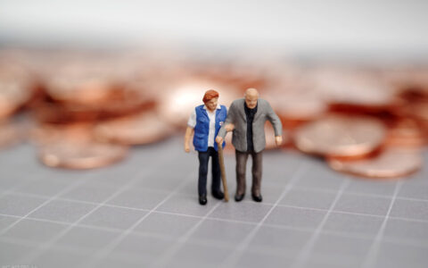 事业单位人员去世后，丧葬费和抚恤金有多少？比企业人员多吗？